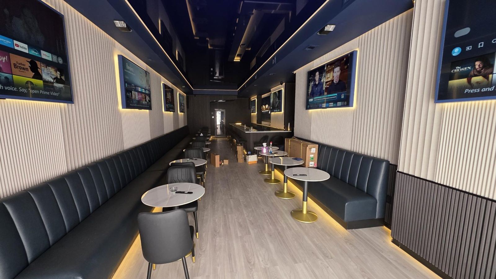 Lounge bar with banquettes, slatted walls and LED-lit displays