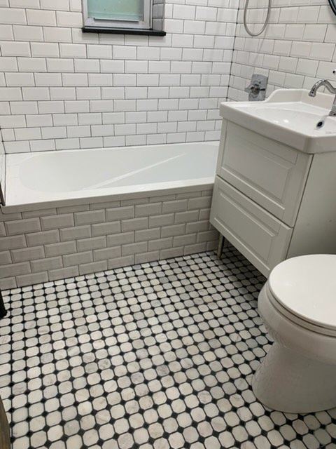 Subway tile tub apron with octagon mosaic floor